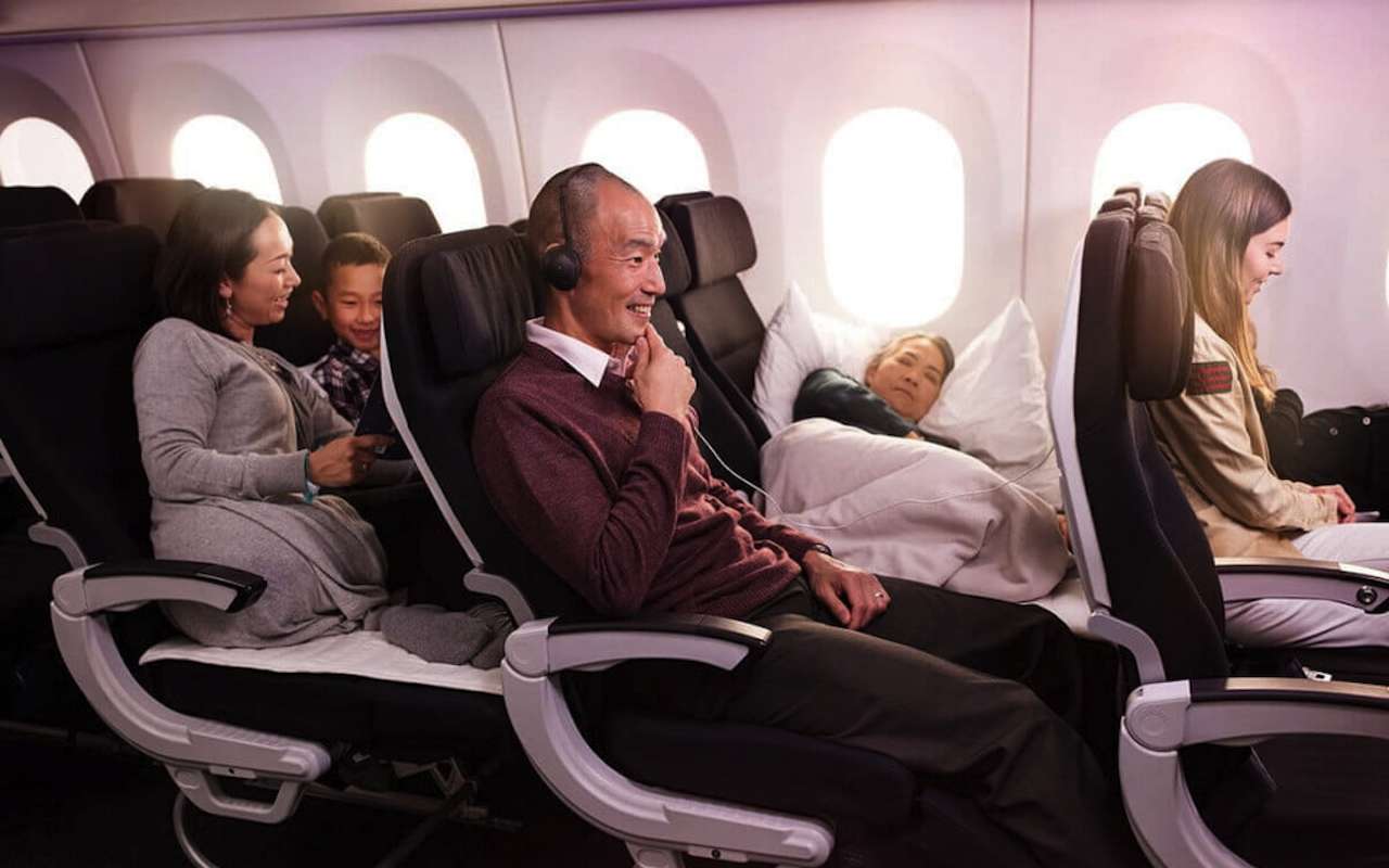 Услуги авиакомпании. Air New Zealand салон. Economy Skycouch.