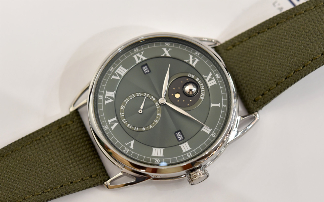 De Bethune introduces DB25 Perpetual Calendar with a striking green