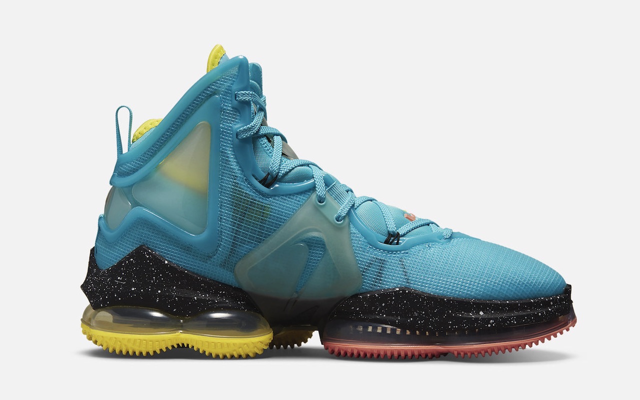 Nike LeBron 19 King James Christmas 2021 Release